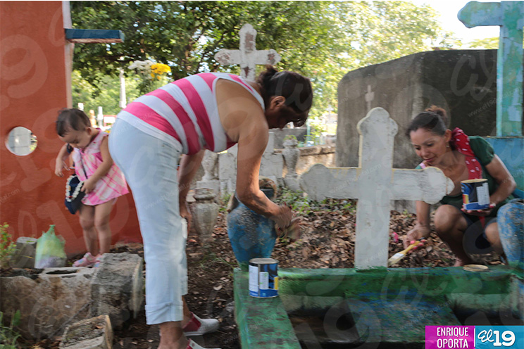 Familias visitan Cementerios en Día de los Fieles Difuntos