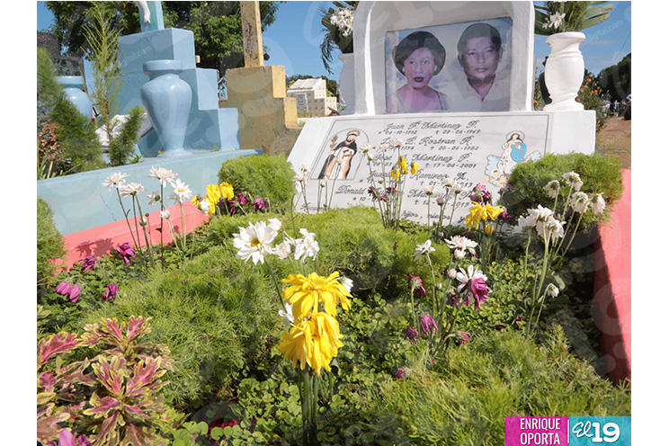 Familias visitan Cementerios en Día de los Fieles Difuntos