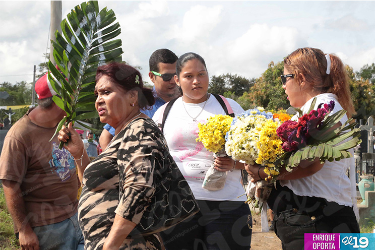 Familias visitan Cementerios en Día de los Fieles Difuntos