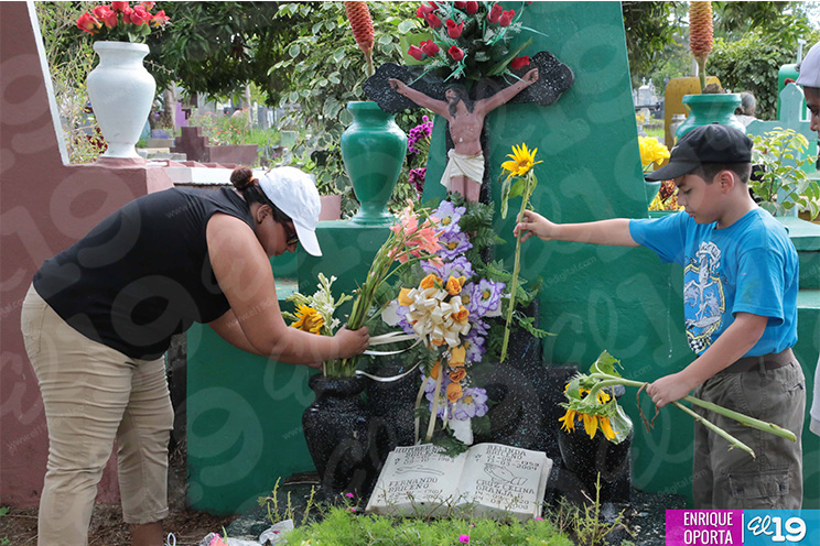 Familias visitan Cementerios en Día de los Fieles Difuntos