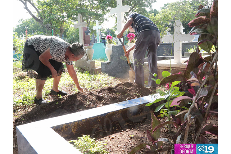 Familias visitan Cementerios en Día de los Fieles Difuntos