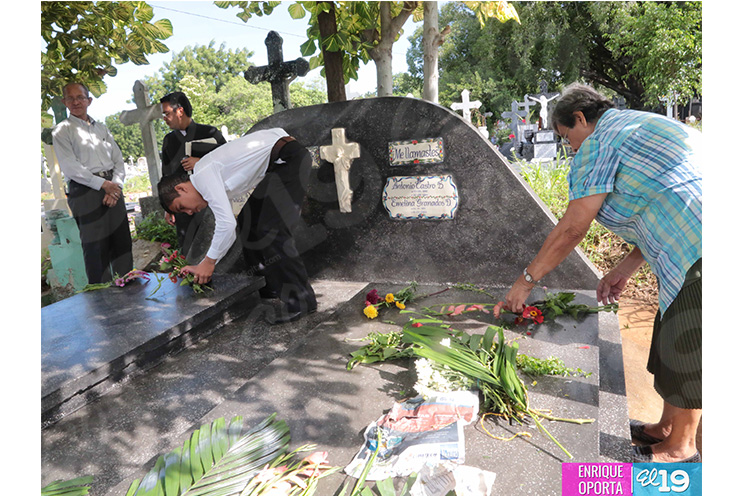 Familias visitan Cementerios en Día de los Fieles Difuntos