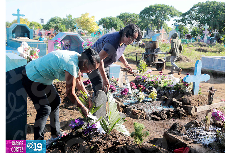 Cementerio Milagro de Dios es visitado por miles este 2 de noviembre