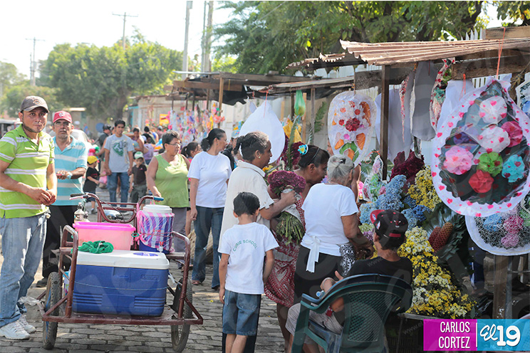 Pobladores de Ciudad Sandino visitan a sus deudos invadidos por la nostalgia y los recuerdos