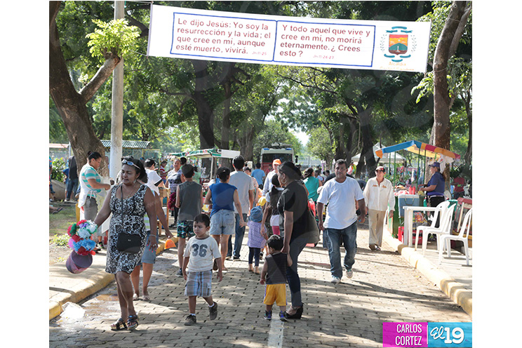 Pobladores de Ciudad Sandino visitan a sus deudos invadidos por la nostalgia y los recuerdos