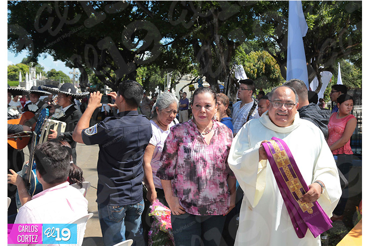 Celebran misa campal en el Cementerio General dedicada a los Fieles Difuntos