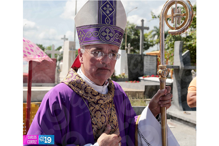 Celebran misa campal en el Cementerio General dedicada a los Fieles Difuntos