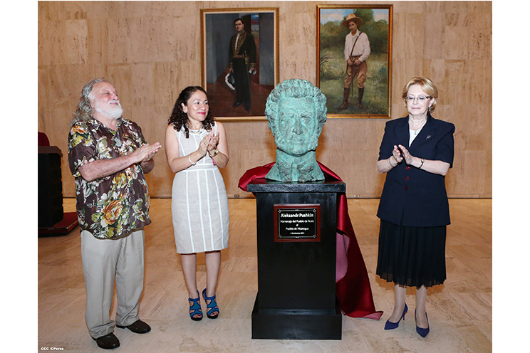 Ministra de Salud rusa desvela en Nicaragua busto del poeta Aleksandr Pushkin