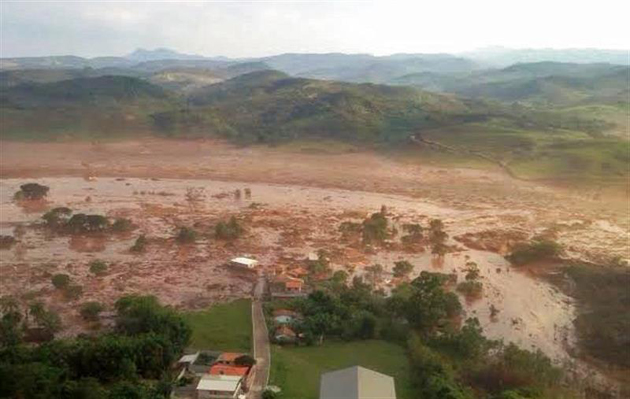 Al menos 17 muertos por la ruptura de una presa en Brasil