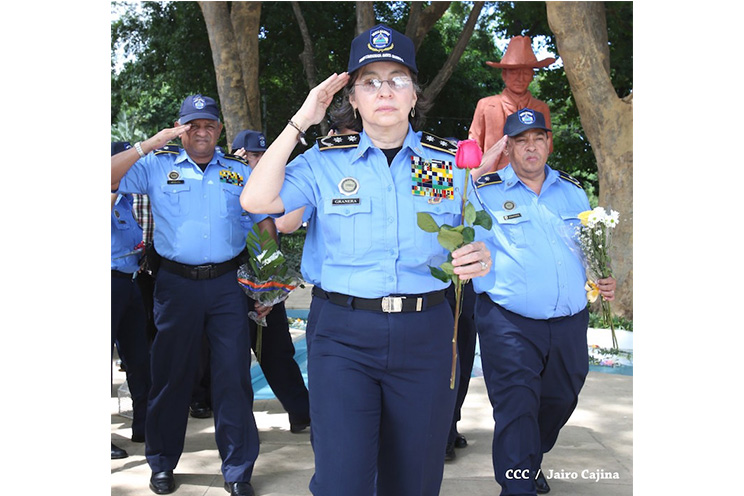Jefatura Nacional de la Policía rinde homenaje en Mausoleo de Carlos Fonseca
