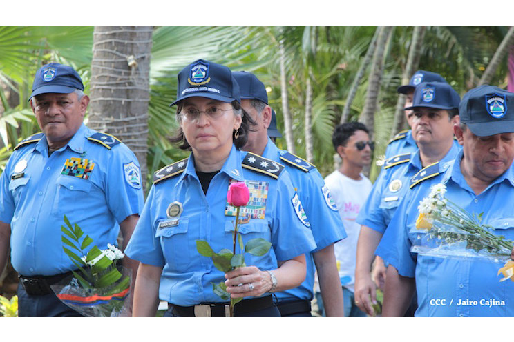 Jefatura Nacional de la Policía rinde homenaje en Mausoleo de Carlos Fonseca
