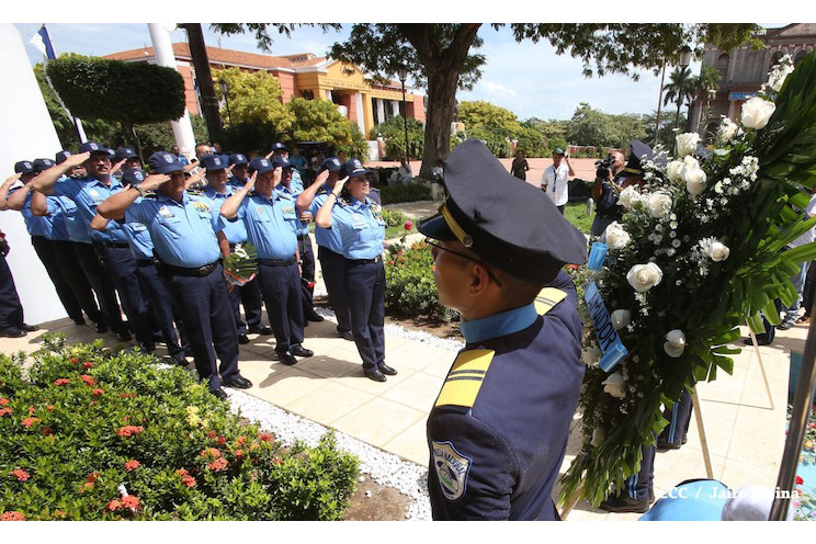 Jefatura Nacional de la Policía rinde homenaje en Mausoleo de Carlos Fonseca