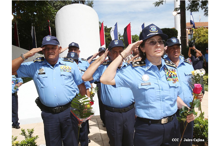 Jefatura Nacional de la Policía rinde homenaje en Mausoleo de Carlos Fonseca