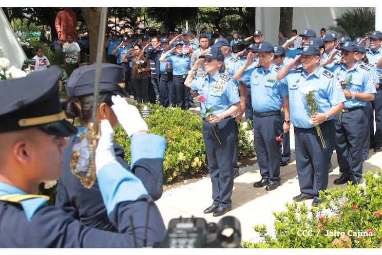 Jefatura Nacional de la Policía rinde homenaje en Mausoleo de Carlos Fonseca