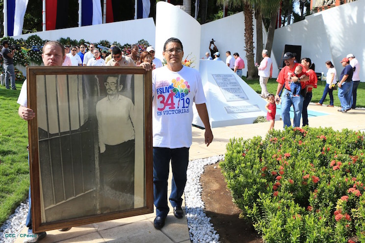 Nicaragüenses continúan rindiendo tributo al Comandante Carlos Fonseca