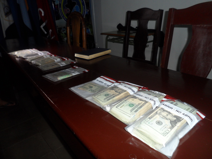Incautan maleta con dólares a salvadoreños 