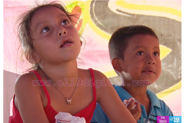 Niñez disfruta de tarde de cine en parque Héroes y Mártires de Batahola