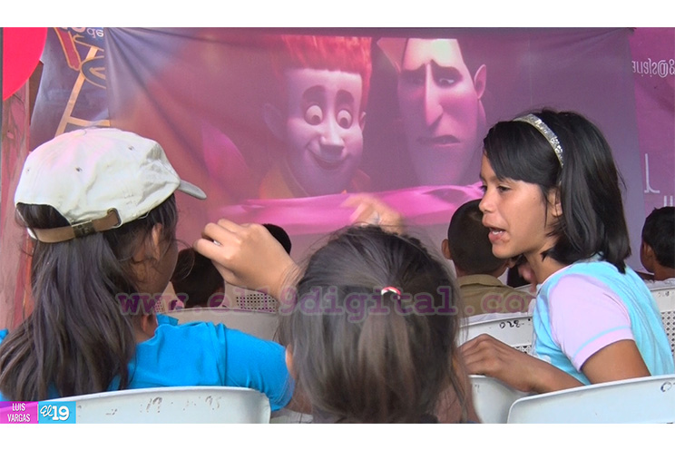 Niñez disfruta de tarde de cine en parque Héroes y Mártires de Batahola