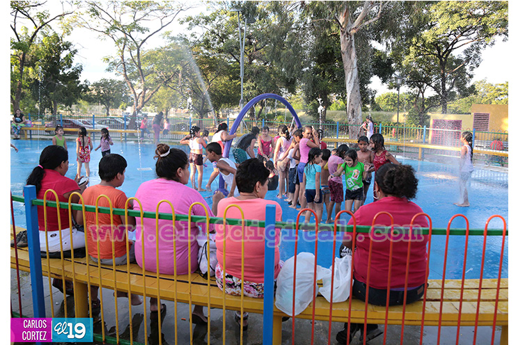 Familias felices y ansiosas por la ampliación del Parque Luis Alfonso Velázquez Flores