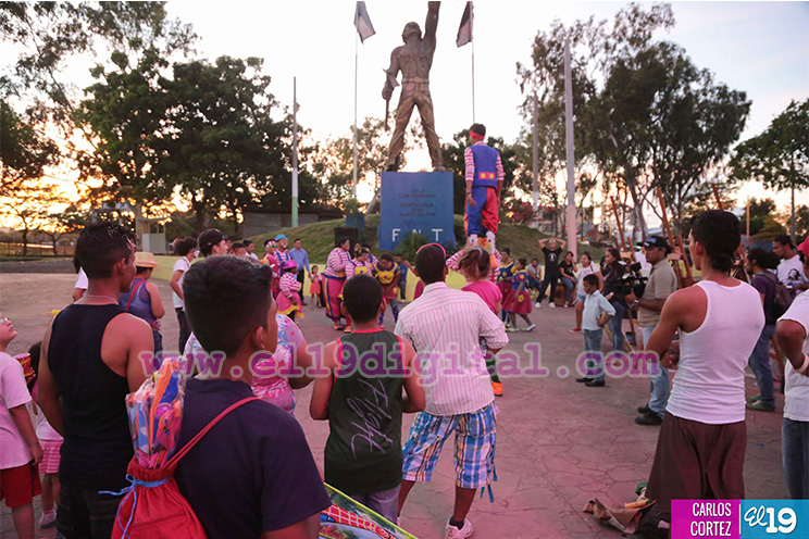 Arte, música, payasadas y mucha alegría en la Plaza de los Trabajadores