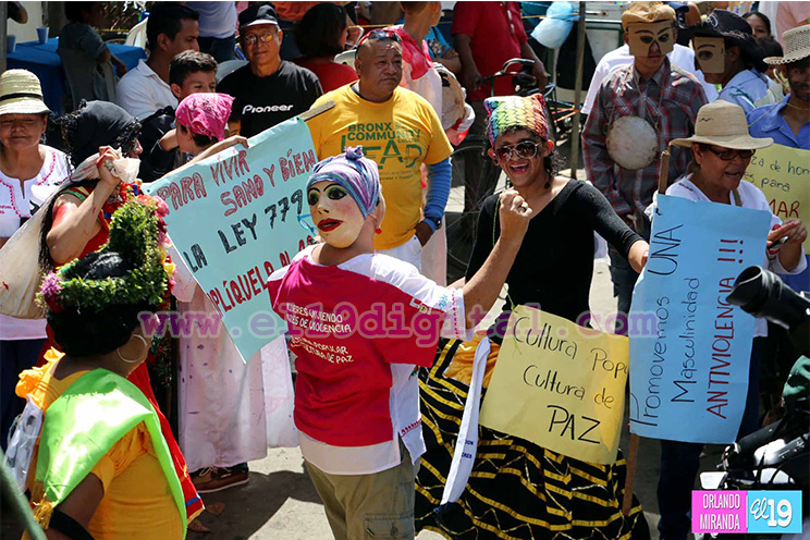 Torovenado El Malinche recorre calles de Masaya llamando a la no violencia contra la mujer