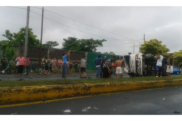Microbús impacta a motorizado en el sector de Piedra Quemada