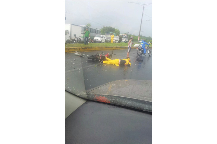 Microbús impacta a motorizado en el sector de Piedra Quemada