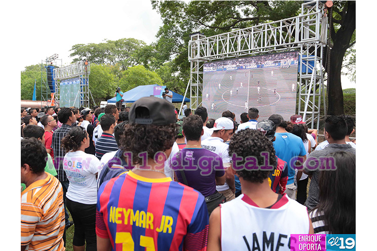 Centenares disfrutan el Clásico Real Madrid vs Barcelona en el Estadio Virtual