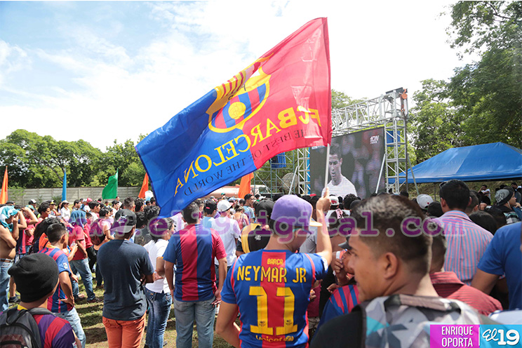Centenares disfrutan el Clásico Real Madrid vs Barcelona en el Estadio Virtual