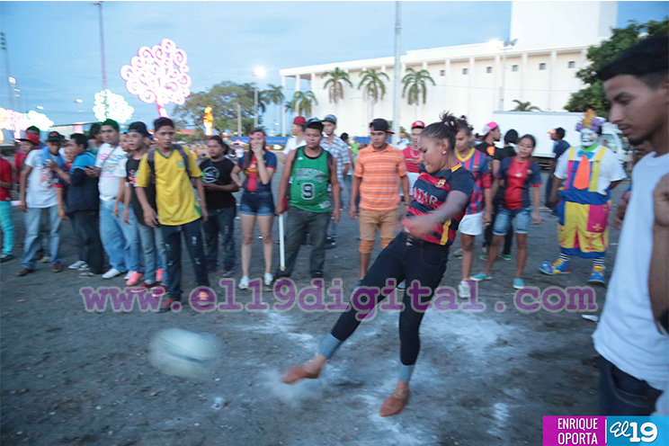 Tardes de kickball y hándbol en la Avenida de Bolívar a Chávez