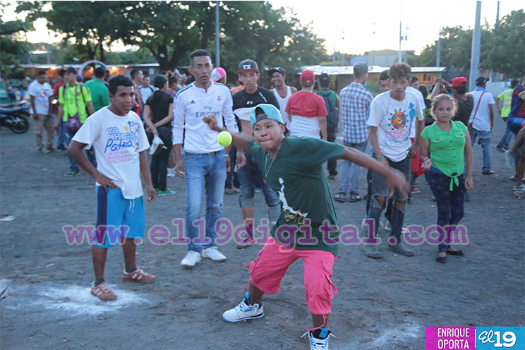 Tardes de kickball y hándbol en la Avenida de Bolívar a Chávez