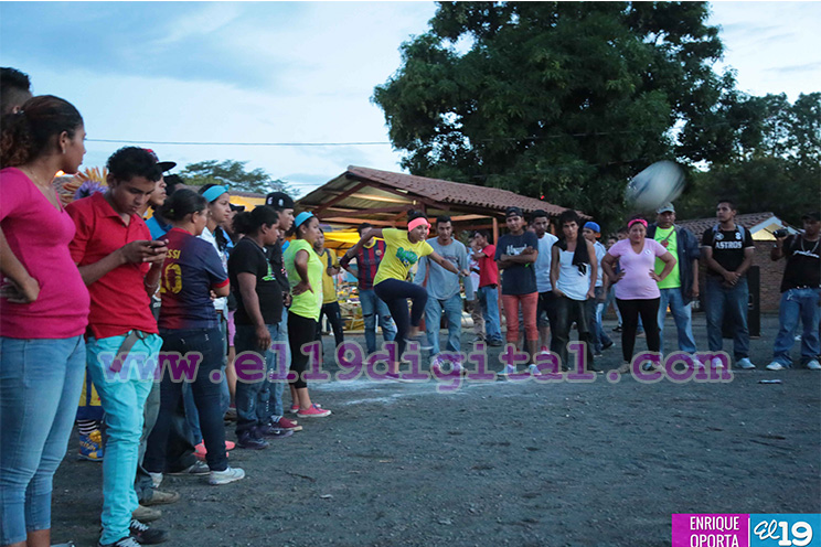 Tardes de kickball y hándbol en la Avenida de Bolívar a Chávez