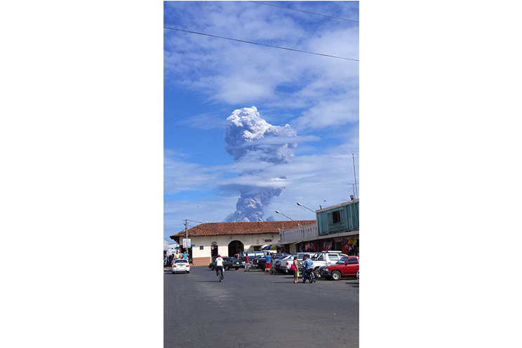 Volcán Telica registra fuerte explosión