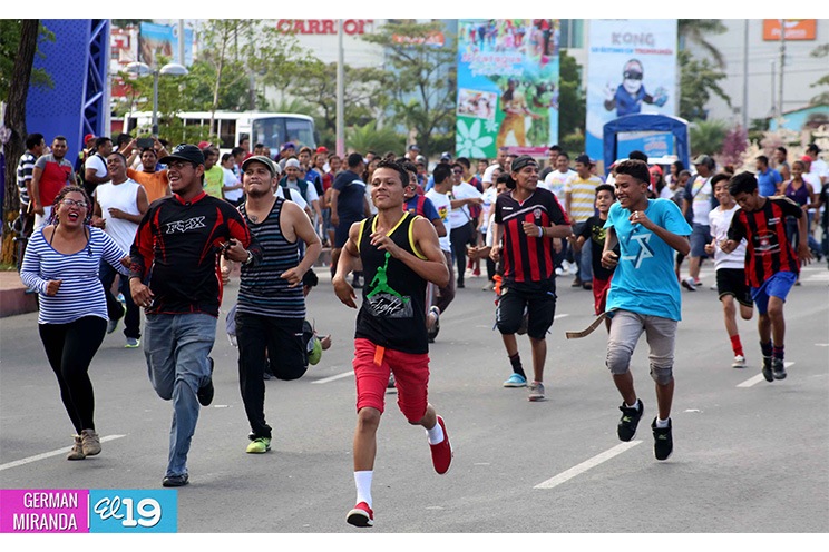 Cientos de jóvenes se dan cita en la Avenida de Bolívar a Chávez para disfrutar de las Mañanas Deportivas