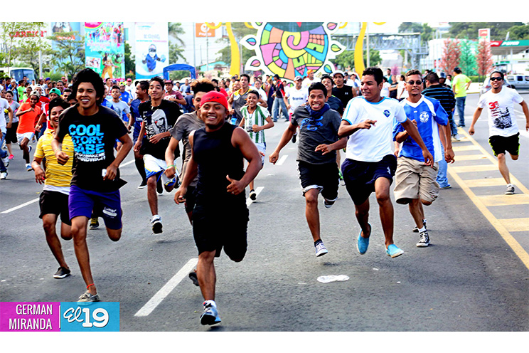 Cientos de jóvenes se dan cita en la Avenida de Bolívar a Chávez para disfrutar de las Mañanas Deportivas