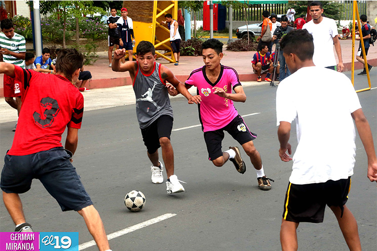 Cientos de jóvenes se dan cita en la Avenida de Bolívar a Chávez para disfrutar de las Mañanas Deportivas
