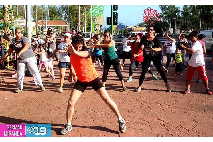 Cientos de jóvenes se dan cita en la Avenida de Bolívar a Chávez para disfrutar de las Mañanas Deportivas