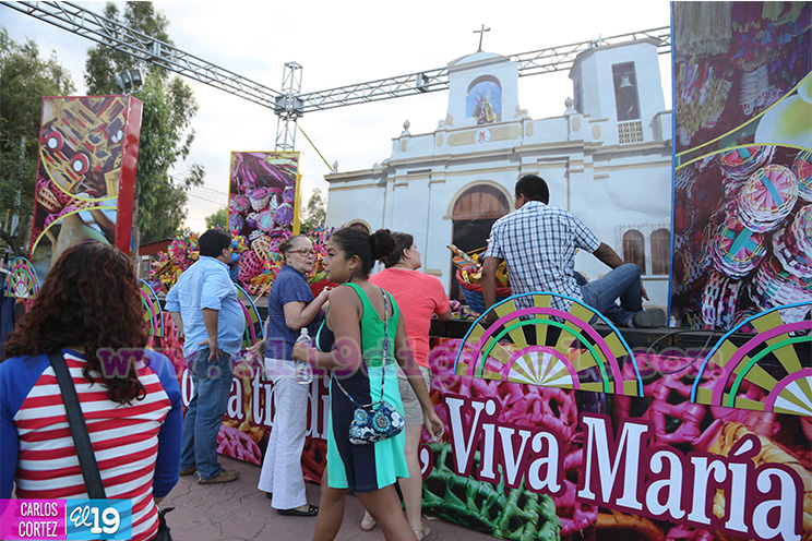 Altares a María avanzan en la Avenida de Bolívar a Chávez