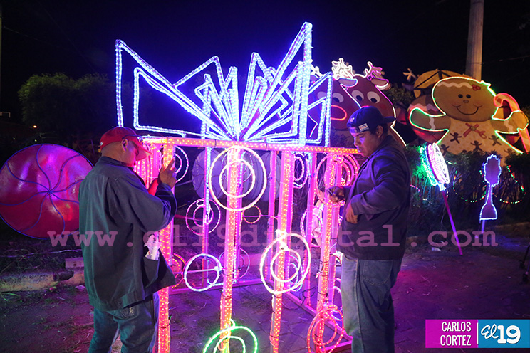 Gobierno avanza con instalación de adornos navideños en diferentes puntos de la capital
