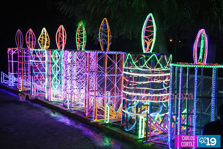 Gobierno avanza con instalación de adornos navideños en diferentes puntos de la capital