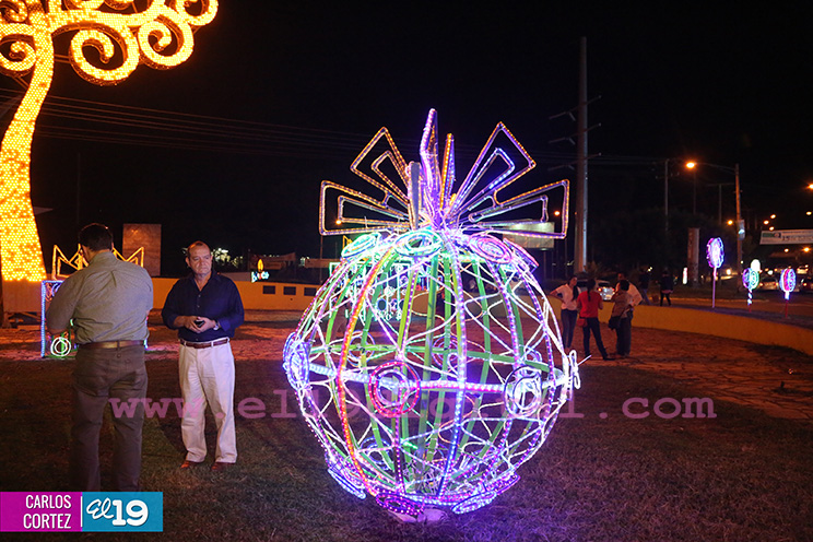 Gobierno avanza con instalación de adornos navideños en diferentes puntos de la capital