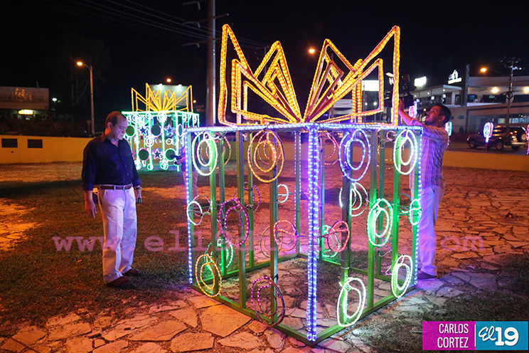 Gobierno avanza con instalación de adornos navideños en diferentes puntos de la capital