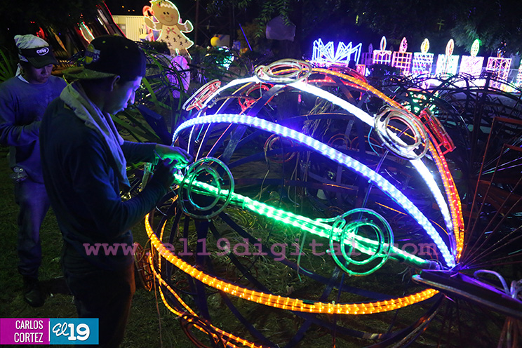Gobierno avanza con instalación de adornos navideños en diferentes puntos de la capital