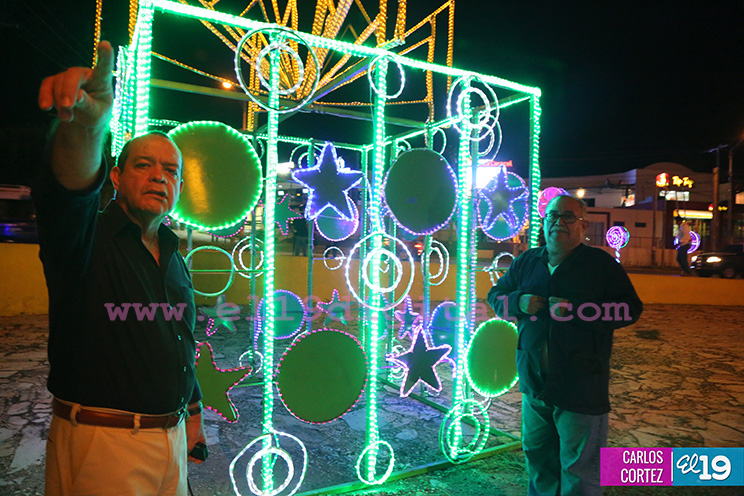 Gobierno avanza con instalación de adornos navideños en diferentes puntos de la capital