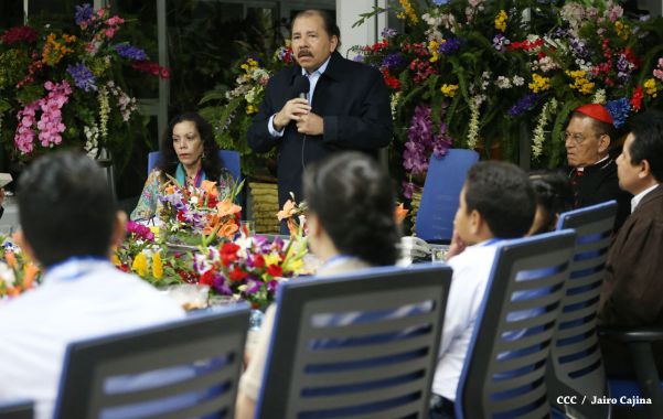 Daniel y Rosario reconocen a estudiantes y maestros destacados
