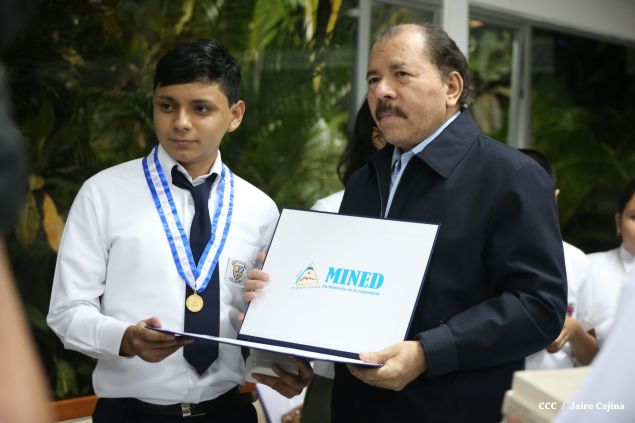 Daniel y Rosario reconocen a estudiantes y maestros destacados