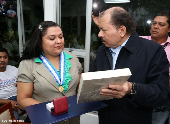 Daniel y Rosario reconocen a estudiantes y maestros destacados