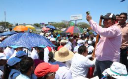 Familias católicas participan del tradicional Vía Crucis de la Sangre de Cristo