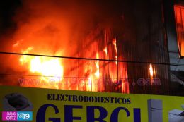 Fuerte incendio deja varias tiendas y tramos quemados en el Mercado Orienta