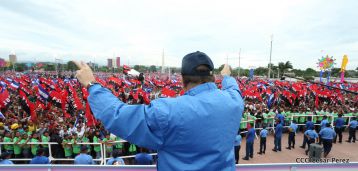 Daniel y Rosario celebran el 37 Aniversario de la Revolución Popular Sandinista